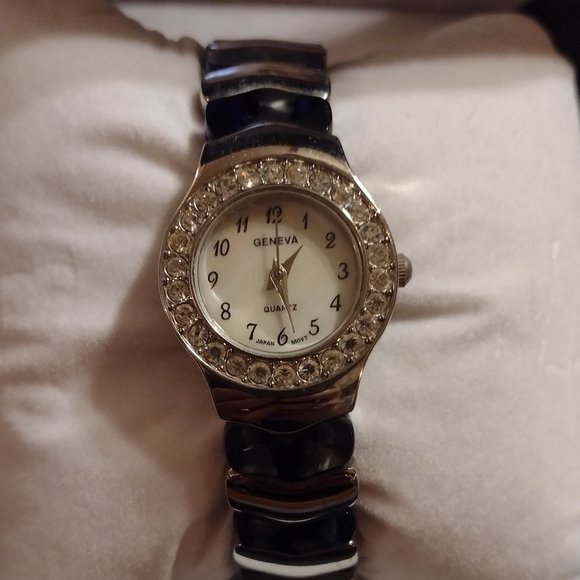 Geneva Elite Swarovski Crystal Ladies Watch - Picture 4 of 7